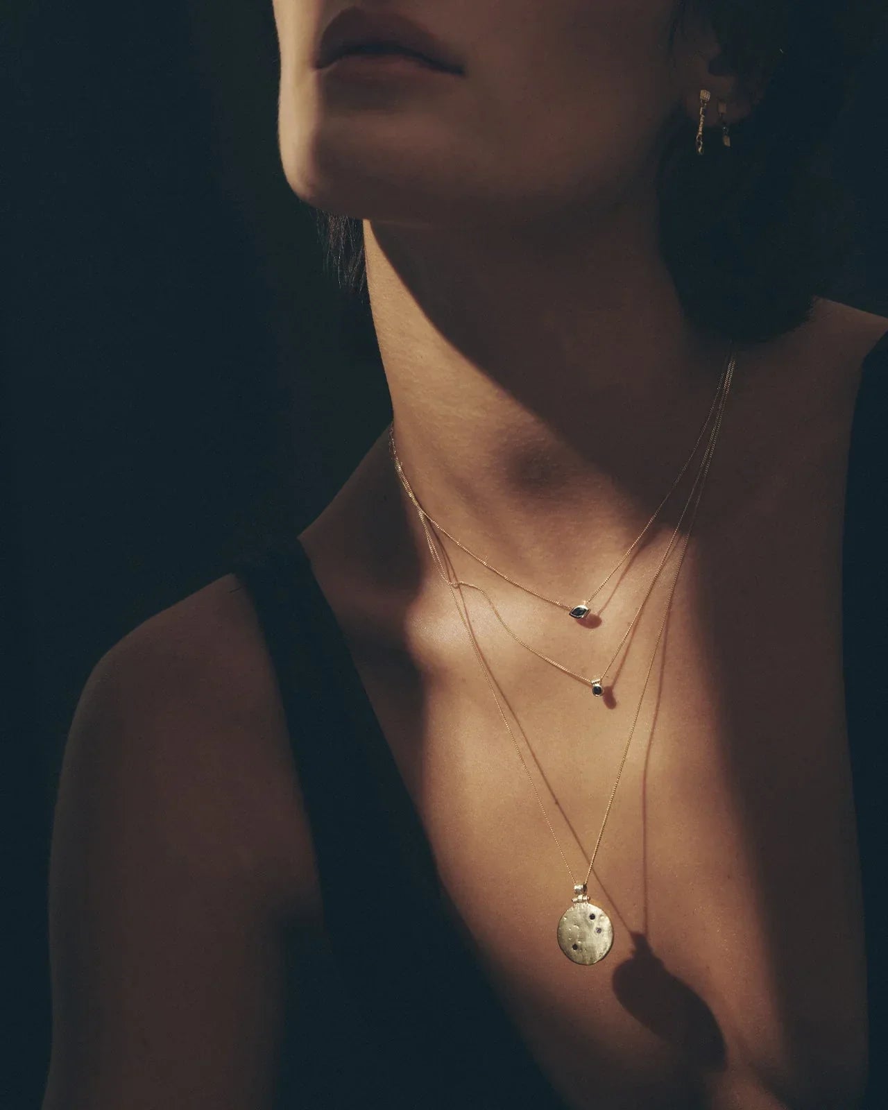 Elegant 1 CT Marquise Cut Sapphire Pendant Necklace in Gold 4