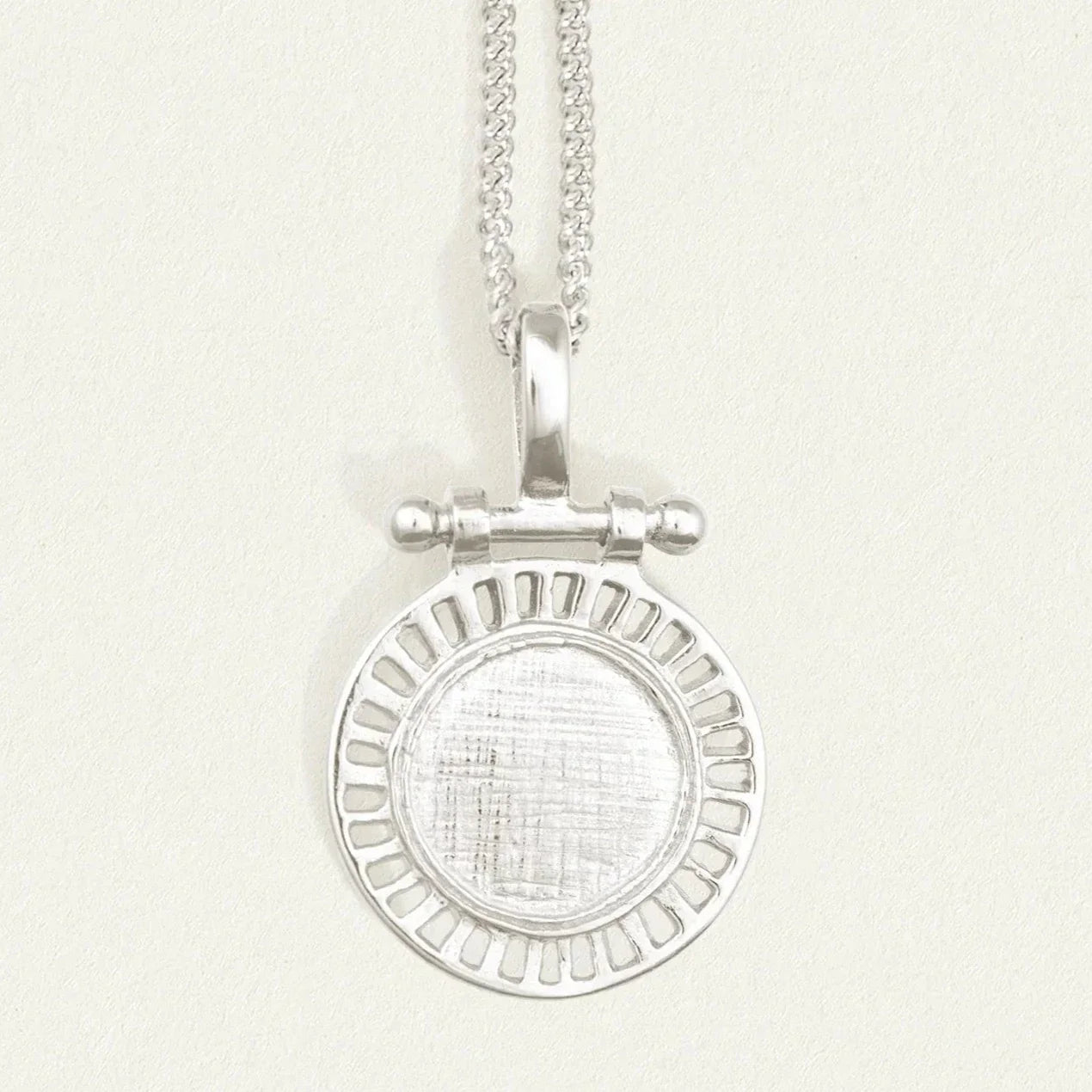Elegant Round Pendant Necklace in Sterling Silver 1